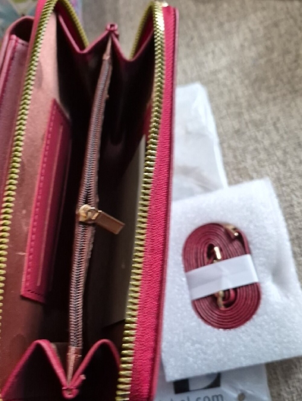STL Selena The LABEL Red Phone Wallet Crossbody - Picture 4 of 4